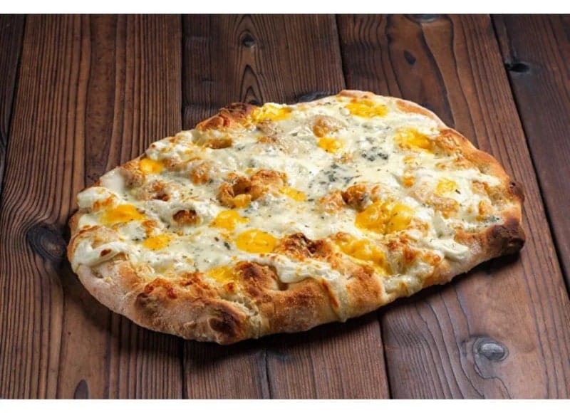 Пицца 4 сыра с фисташками