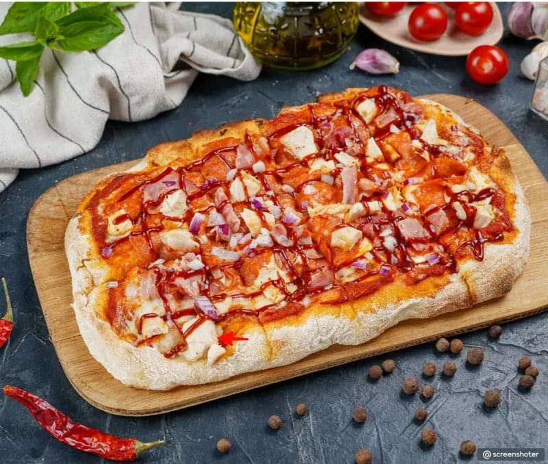 Пицца с курицей и беконом